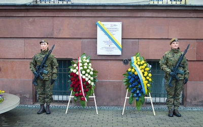Tablica umieszczona została na ścianie rudzkiego Urzędu Miasta. W tym gmachu bezpodstawnie i niesprawiedliwie aresztowane ofiary sowieckiego systemu były przetrzymywane w 1945 roku.