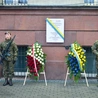 Tablica umieszczona została na ścianie rudzkiego Urzędu Miasta. W tym gmachu bezpodstawnie i niesprawiedliwie aresztowane ofiary sowieckiego systemu były przetrzymywane w 1945 roku.