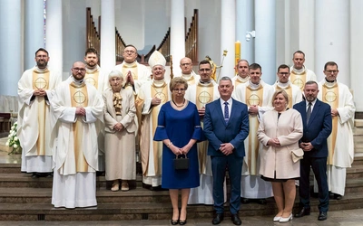 Tradycyjnie po zakończeniu liturgii neoprezbiterzy stanęli do zdjęcia. Tu: z bp. Markiem Szkudło, proboszczami, przełożonymi z seminarium i rodzicami.