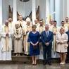 Tradycyjnie po zakończeniu liturgii neoprezbiterzy stanęli do zdjęcia. Tu: z bp. Markiem Szkudło, proboszczami, przełożonymi z seminarium i rodzicami.