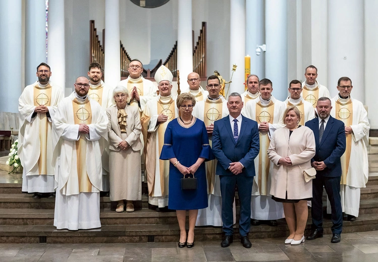 Tradycyjnie po zakończeniu liturgii neoprezbiterzy stanęli do zdjęcia. Tu: z bp. Markiem Szkudło, proboszczami, przełożonymi z seminarium i rodzicami.