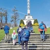 Krzyż na Kaplicówce przypomina o papieskich spotkaniach z mieszkańcami Podbeskidzia i okolic. 