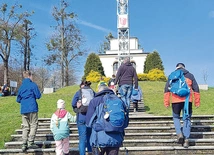 Krzyż na Kaplicówce przypomina o papieskich spotkaniach z mieszkańcami Podbeskidzia i okolic. 