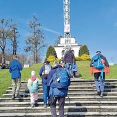 Krzyż na Kaplicówce przypomina o papieskich spotkaniach z mieszkańcami Podbeskidzia i okolic. 