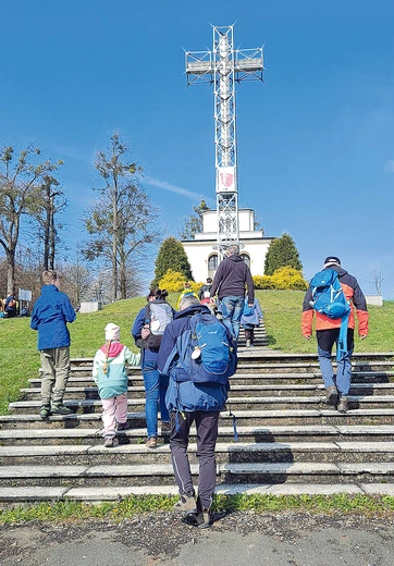 Krzyż na Kaplicówce przypomina o papieskich spotkaniach z mieszkańcami Podbeskidzia i okolic. 