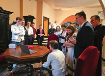 Arcybiskup Wojda wraz z członkami Rady Młodzieży AG śledzili docierające z Rzymu wieści. 