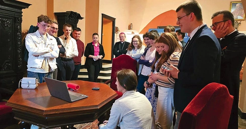 Arcybiskup Wojda wraz z członkami Rady Młodzieży AG śledzili docierające z Rzymu wieści. 