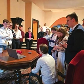 Arcybiskup Wojda wraz z członkami Rady Młodzieży AG śledzili docierające z Rzymu wieści. 