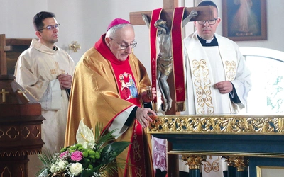 Jednym z elementów obrzędu jest namaszczenie ołtarza. 