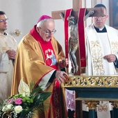 Jednym z elementów obrzędu jest namaszczenie ołtarza. 