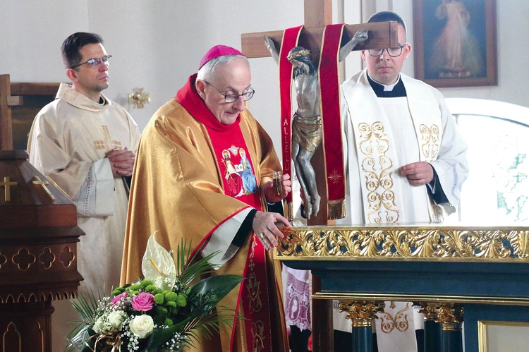 Jednym z elementów obrzędu jest namaszczenie ołtarza. 
