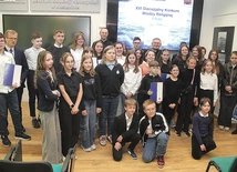 W rywalizacji finałowej uczestniczyło 33 uczniów podstawówek, w dwóch kategoriach wiekowych.