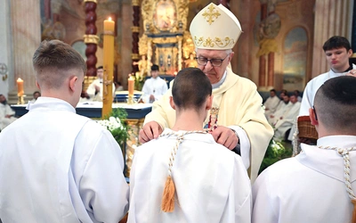 Nowi ceremoniarze otrzymali od biskupa krzyże.