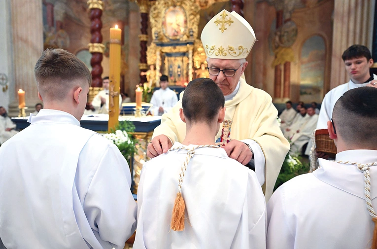 Nowi ceremoniarze otrzymali od biskupa krzyże.