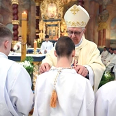 Nowi ceremoniarze otrzymali od biskupa krzyże.
