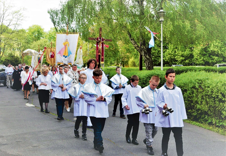  Młode pokolenie uczy się miłości do ojczyzny  od starszych. 