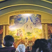  W parafii mocno obecne są akcenty maryjne – co współgra z papieskim zawierzeniem Matce Bożej. Wnętrze kościoła zdobi malowidło przedstawiające objawienia fatimskie, a sama wspólnota czci Maryję jako Tę, która prowadzi do Chrystusa. 