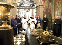 Biskup Szymon Stułkowski poprowadził modlitwę za pochowanych w kaplicy Królewskiej.