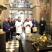 Biskup Szymon Stułkowski poprowadził modlitwę za pochowanych w kaplicy Królewskiej.