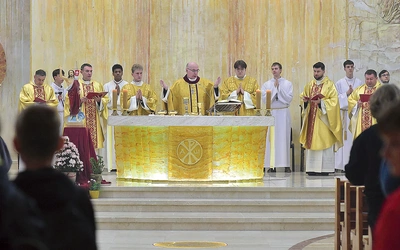  Mszy św. dziękczynnej przewodniczył bp Janusz Ostrowski. – Dziękujemy Bogu za powołania. Dziękujemy tym, którzy troszczą się o seminarium – podkreślał.