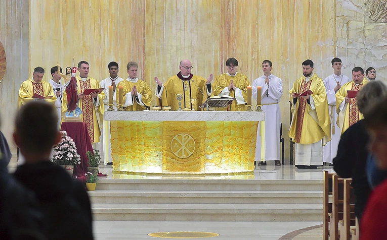  Mszy św. dziękczynnej przewodniczył bp Janusz Ostrowski. – Dziękujemy Bogu za powołania. Dziękujemy tym, którzy troszczą się o seminarium – podkreślał.