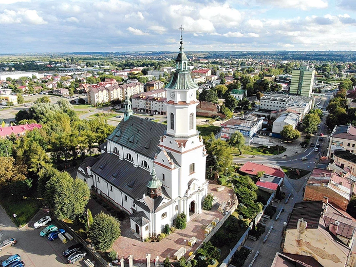Kolegiata milcząco towarzyszy miastu od wieków, będąc świadkiem jego historii i przemian.