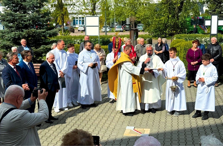 Pierwszą płytę pobłogosławił ks. Sławomir Rak.
