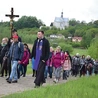Na czele grupy szedł ks. Krystian Korba, wikariusz soleckiej parafii.