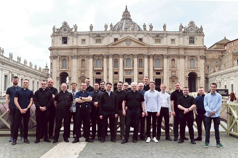  Grupa na placu św. Piotra w Watykanie