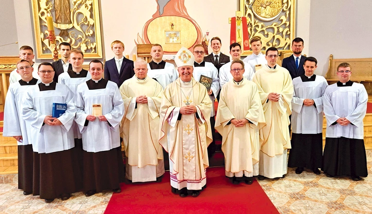 Biskup radomski wręczył alumnom legitymacje i nagrody.