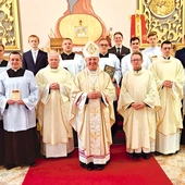 Biskup radomski wręczył alumnom legitymacje i nagrody.