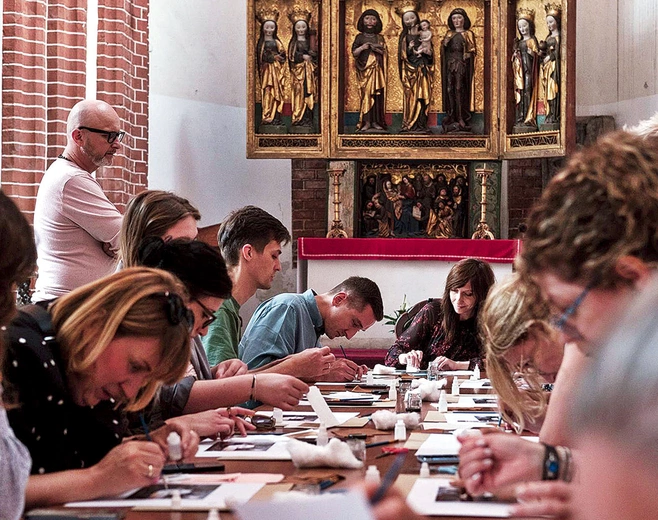 Każda chętna grupa może rezerwować termin mailowo: archiwum@tumwroc.pl lub telefonicznie: (71) 327 11 50.