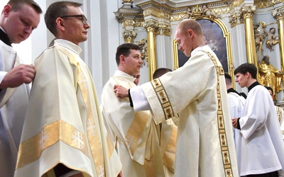 Wyświęceni nałożyli szatę wierzchnią zwaną dalmatyką.