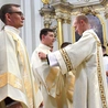 Wyświęceni nałożyli szatę wierzchnią zwaną dalmatyką.