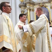 Wyświęceni nałożyli szatę wierzchnią zwaną dalmatyką.