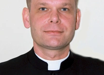 Ks. dr K. Szwarc urodził się  w 1972 roku.