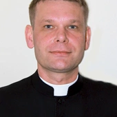 Ks. dr K. Szwarc urodził się  w 1972 roku.