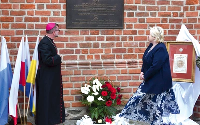 Ks. Józef Czapran   urodził się w 1893 roku. W czasie II wojny światowej był proboszczem parafii pw. św. Antoniego we Lwowie. Udzielił wówczas pomocy żydowskiej rodzinie Jampolerów. Ryzykując własnym życiem, wystawił jej członkom fałszywe katolickie metryki chrztów i ślubów. W 1946 r. wyjechał na Ziemie Zachodnie. W latach 1952–1963 był proboszczem parafii katedralnej w Gorzowie Wlkp. Zmarł w 1972 i spoczął na gorzowskim cmentarzu komunalnym. Na zdjęciu odsłonięcie pamiątkowej tablicy na katedrze.