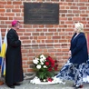Ks. Józef Czapran   urodził się w 1893 roku. W czasie II wojny światowej był proboszczem parafii pw. św. Antoniego we Lwowie. Udzielił wówczas pomocy żydowskiej rodzinie Jampolerów. Ryzykując własnym życiem, wystawił jej członkom fałszywe katolickie metryki chrztów i ślubów. W 1946 r. wyjechał na Ziemie Zachodnie. W latach 1952–1963 był proboszczem parafii katedralnej w Gorzowie Wlkp. Zmarł w 1972 i spoczął na gorzowskim cmentarzu komunalnym. Na zdjęciu odsłonięcie pamiątkowej tablicy na katedrze.