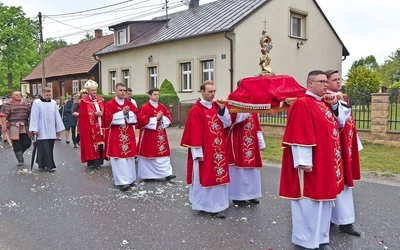 Procesja stanisławowska z kaplicy narodzenia świętego do sanktuarium. Diakoni niosą relikwie patrona Polski. 