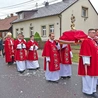 Procesja stanisławowska z kaplicy narodzenia świętego do sanktuarium. Diakoni niosą relikwie patrona Polski. 