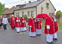 Procesja stanisławowska z kaplicy narodzenia świętego do sanktuarium. Diakoni niosą relikwie patrona Polski. 