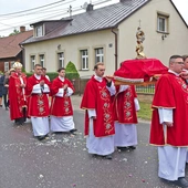 Procesja stanisławowska z kaplicy narodzenia świętego do sanktuarium. Diakoni niosą relikwie patrona Polski. 