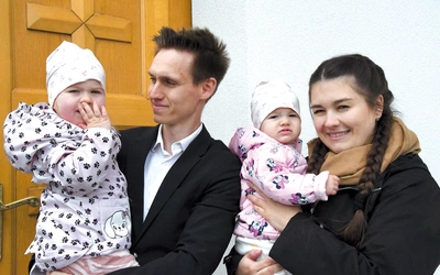 Elżbieta i Sebastian Mendelowie z parafią w Nowych Załubicach wiążą swoją przyszłość. 