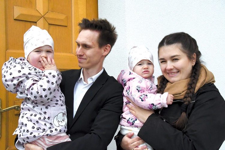 Elżbieta i Sebastian Mendelowie z parafią w Nowych Załubicach wiążą swoją przyszłość. 