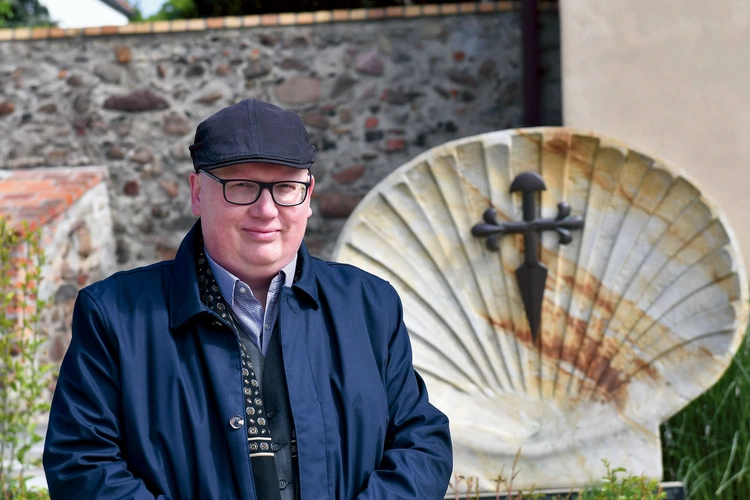 Waldemar Hass  – dyrektor Muzeum Archeologiczno--Historycznego w Głogowie od początku jego istnienia, historyk Kościoła oraz członek Bractwa  św. Jakuba Apostoła w Jakubowie.