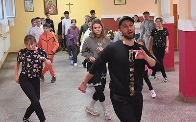Oni naprawdę są do tańca i Różańca. Nie mają gotowych recept na przyciągnięcie młodych do Kościoła, ale wiedzą jedno – że zaangażowali się, gdy zobaczyli żywy Kościół. I taki starają się teraz sami tworzyć. Warto śledzić ich profil FB: Katolickie Stowarzyszenie Młodzieży Diecezji Zielonogórsko- -Gorzowskiej. 