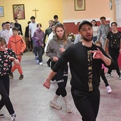 Oni naprawdę są do tańca i Różańca. Nie mają gotowych recept na przyciągnięcie młodych do Kościoła, ale wiedzą jedno – że zaangażowali się, gdy zobaczyli żywy Kościół. I taki starają się teraz sami tworzyć. Warto śledzić ich profil FB: Katolickie Stowarzyszenie Młodzieży Diecezji Zielonogórsko- -Gorzowskiej. 