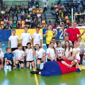 Po jednym secie zagrali z nauczycielami uczniowie, począwszy od IV klasy, a skończywszy  na VIII. Ostatecznie 3:2 zwyciężyli pedagodzy, a podczas meczu udało się zebrać 2500 zł.