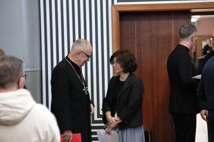 Spotkanie osób zaangażowanych w obronę małoletnich z udziałem sekretarza Papieskiej Komisji ds. Ochrony Małoletnich